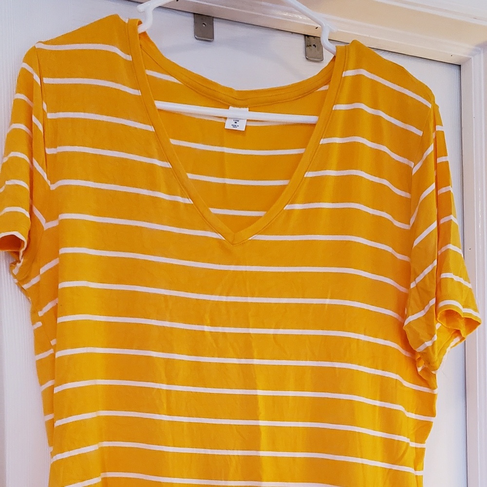 Old Navy T shirt